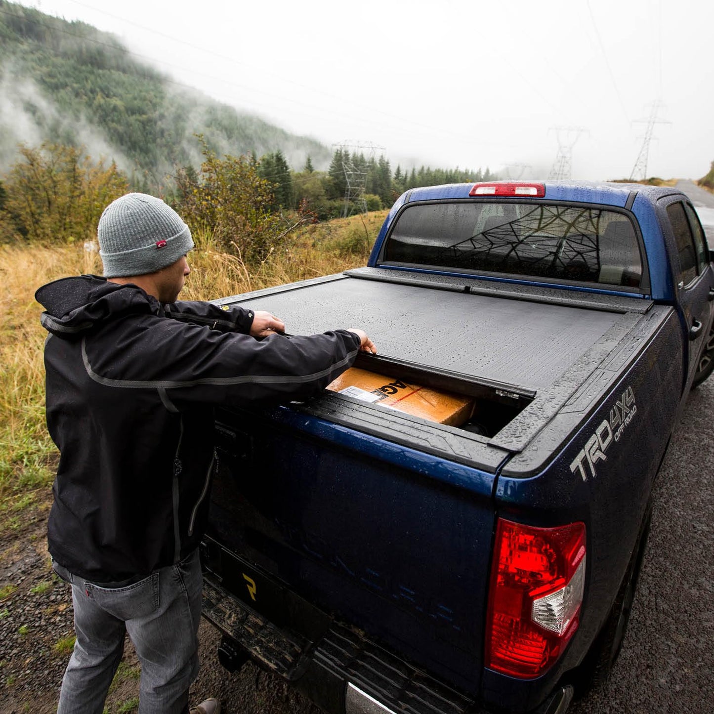 RealTruck Roll-N-Lock M-Series Retractable Truck Bed Tonneau Cover | LG107M | Fits 1999 - 2007 Ford F-250/350 Super Duty 6' 9" Bed (81")